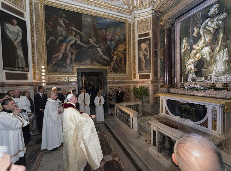 papa Francesco benedice la pala d’altare, in occasione della celebrazione per il bicentenario della ricostituzione della Compagnia di Gesù, 27 settembre 2014 (Zeno Colantoni)